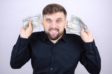 İş adamı elini kaldırdı ve faturaları tuttu ve sevindi.