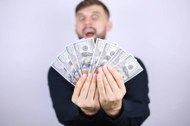 İş adamı faturaları yakın planda gösteriyor