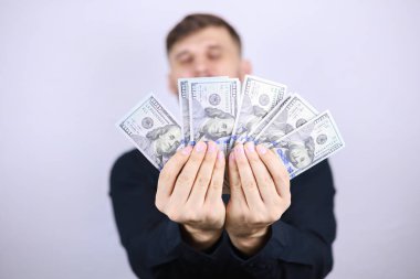 İş adamı faturaları yakın planda gösteriyor