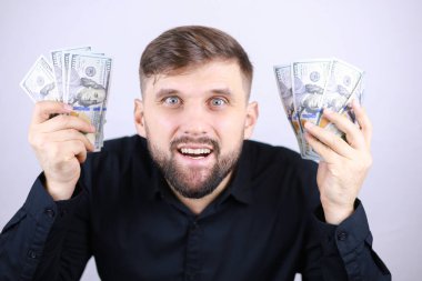 İş adamı elini kaldırdı ve faturaları tuttu ve sevindi.