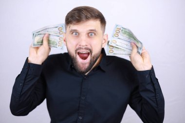 İş adamı elini kaldırdı ve faturaları tuttu ve sevindi.