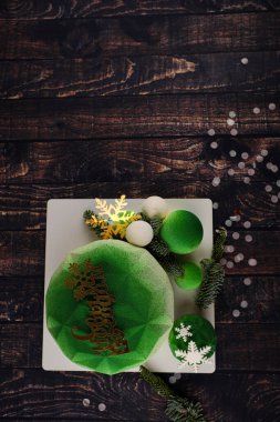 Ahşap bir masada üzerinde 