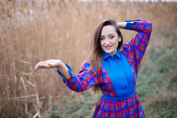 Uma Menina Bonita Com Aparelho Nos Dentes Vestido Xadrez Mostra — Fotografia de Stock