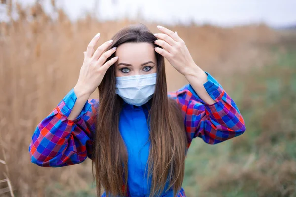 Mooi Meisje Geruite Jurk Met Medisch Masker — Stockfoto