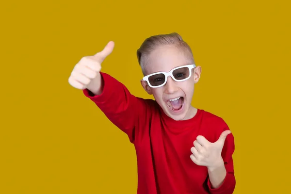 Radosne Dziecko Czerwonych Ubraniach Okularach Pokazuje Kciuki Górę Żółtym Tle — Zdjęcie stockowe