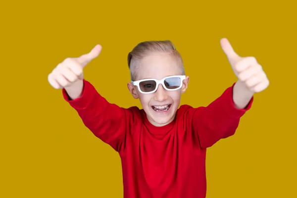 Radosne Dziecko Czerwonych Ubraniach Okularach Pokazuje Kciuki Górę Żółtym Tle — Zdjęcie stockowe