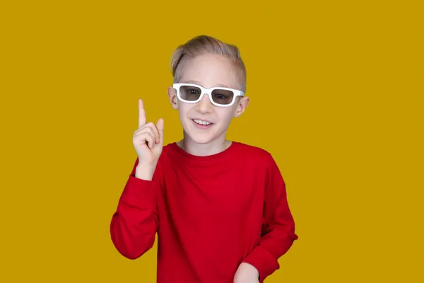 Dziecko Dziecięcych Okularach Podniosło Palec Żółtym Tle — Zdjęcie stockowe