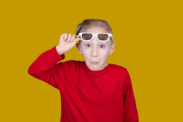 Bambino Tira Sulla Fronte Degli Occhiali Bambini Facce Divertenti — Foto Stock