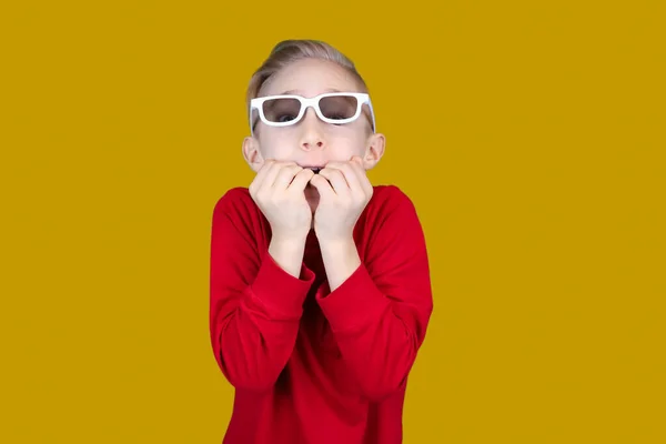 Een Kind Een Kinderbril Bijt Zijn Nagels Verrassing — Stockfoto