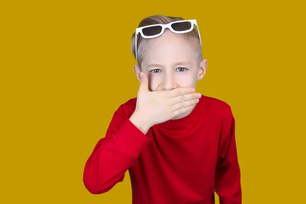 Een Kind Kinderen Bril Bedekte Zijn Mond Met Zijn Hand — Stockfoto