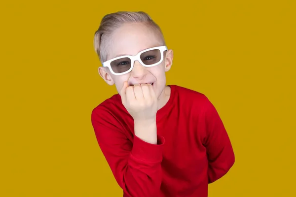 Dziecko Dziecięcych Okularach Obgryza Paznokcie Zaskoczeniu — Zdjęcie stockowe