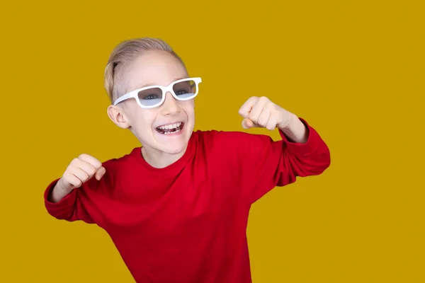 Een Kind Met Een Bril Voor Kinderen Reikt Vrolijk Zijn — Stockfoto