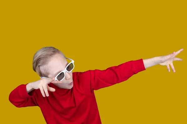 Fajne Dziecko Żółtym Tle Dziecięcych Okularach Pokazuje Kierunek Bok Rękami — Zdjęcie stockowe