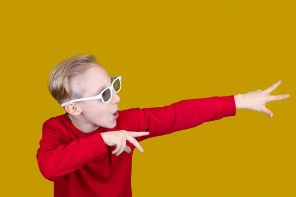 Een Koel Kind Een Gele Achtergrond Kinder3D Bril Richting Naar — Stockfoto