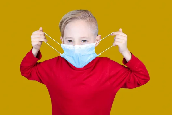 Criança Usa Uma Máscara Médica Fundo Amarelo — Fotografia de Stock