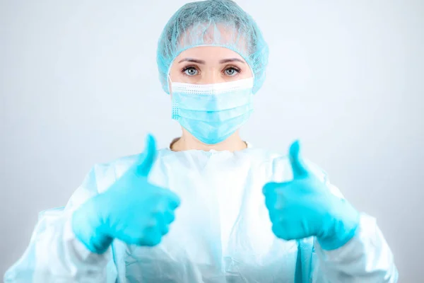Pielęgniarka Szlafroku Medycznym Masce Rękawiczkach Ochronnych Podnosi Kciuki — Zdjęcie stockowe