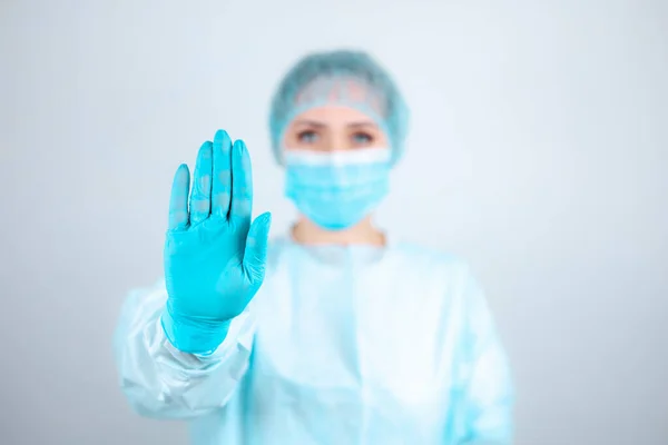 医療用のガウン マスク 保護手袋の看護師が手を ストップ ジェスチャーで握って — ストック写真
