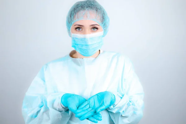 医療用のガウンを着た看護師 マスク 保護手袋が彼女の前で手を差し出した — ストック写真