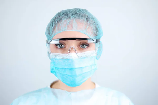 透明ガラスで医療用ガウン マスク 保護手袋の看護師 — ストック写真