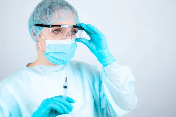看護師は 医療用のガウン マスク 保護手袋を着用し 透明なガラスを身に着けていた — ストック写真