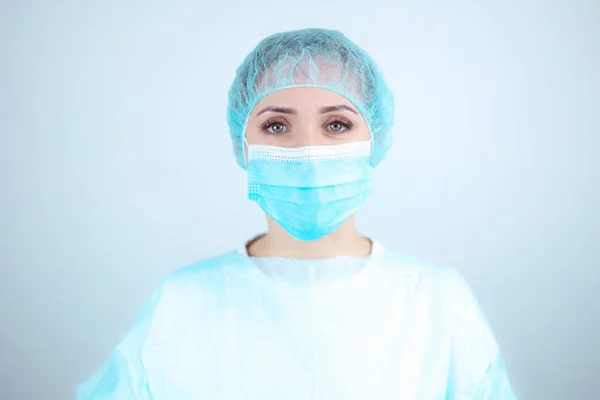 白い背景のマスクをした医療用ガウンの看護師 — ストック写真