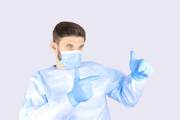 医療用のガウン マスク 手袋の男性医師は指のジェスチャーを示し — ストック写真