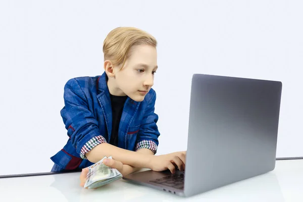 Niño Con Chaqueta Trabaja Una Laptop Tiene Billetes Mano —  Fotos de Stock