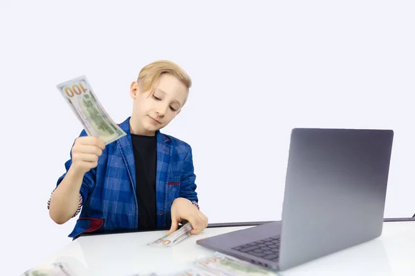Jongen Een Jas Achter Een Laptop Toont Geld — Stockfoto