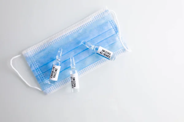 Injekční Lahvičky Vakcín Covid Jsou Umístěny Lékařské Masce — Stock fotografie