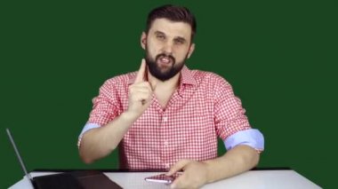Bir erkek teknoloji blogcusu aletler ve jestler hakkında elleri bir kromatuşun arka planında konuşur.
