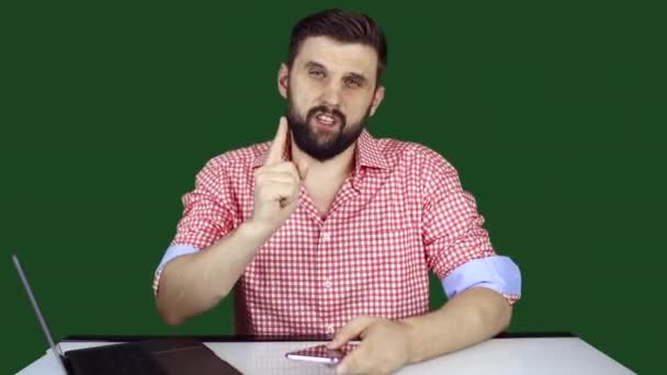 Blogger Tecnología Masculina Habla Gadgets Gestos Con Sus Manos Contra — Vídeo de stock