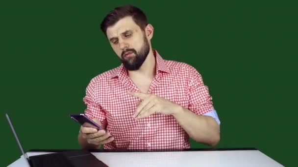 Blogueur Technologique Masculin Parle Gadgets Gestes Avec Ses Mains Sur — Video