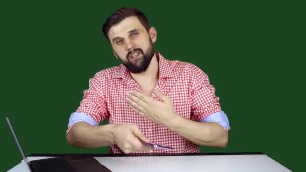 Blogueur Technologique Masculin Sur Fond Chromakey — Video