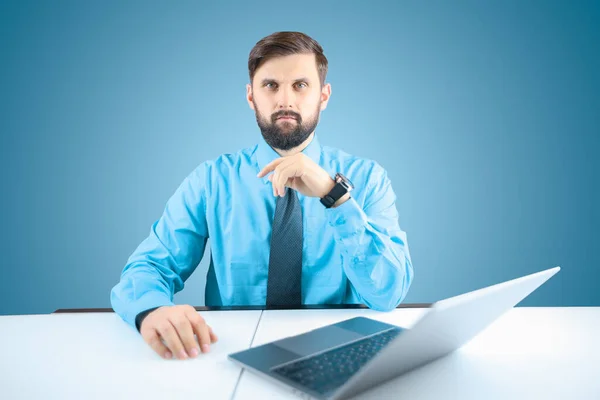 Homem Negócios Com Uma Camisa Azul Gravata Senta Computador — Fotografia de Stock