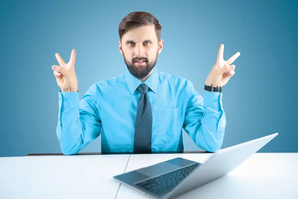 Hombre Negocios Con Una Camisa Azul Corbata Muestra Gestos Con —  Fotos de Stock