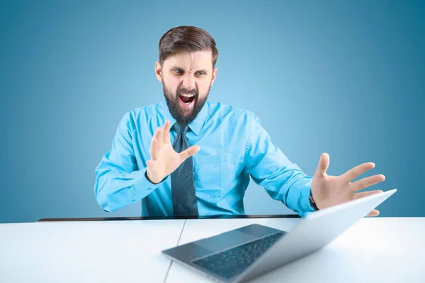 Empresário Barbudo Atrás Laptop Estende Mãos Gritos Homem Camisa Azul — Fotografia de Stock