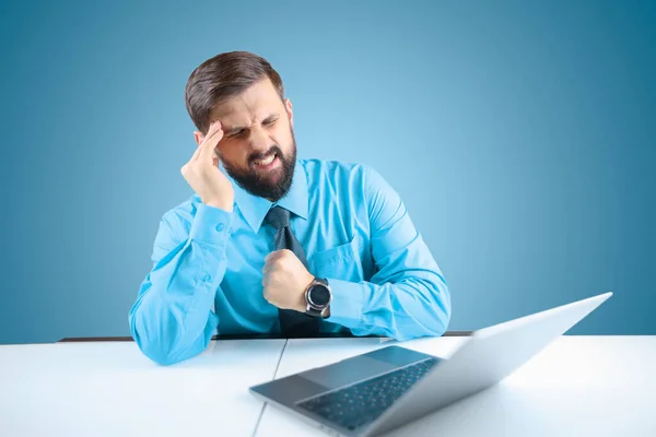 Een Bebaarde Zakenman Een Laptop Leunde Zijn Hand Tegen Zijn — Stockfoto