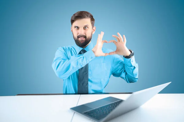 Empresário Barbudo Laptop Mostra Seu Coração Com Dedos Homem Camisa — Fotografia de Stock