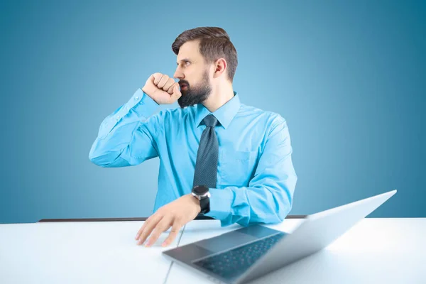 Hombre Negocios Barbudo Una Computadora Presiona Puño Los Labios Hace —  Fotos de Stock