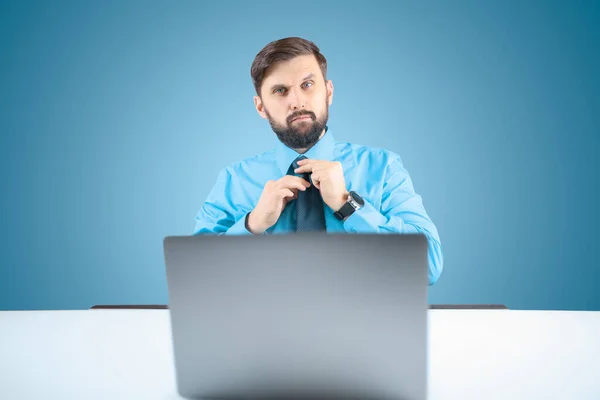 Homem Negócios Com Uma Camisa Azul Ajusta Sua Gravata Enquanto — Fotografia de Stock