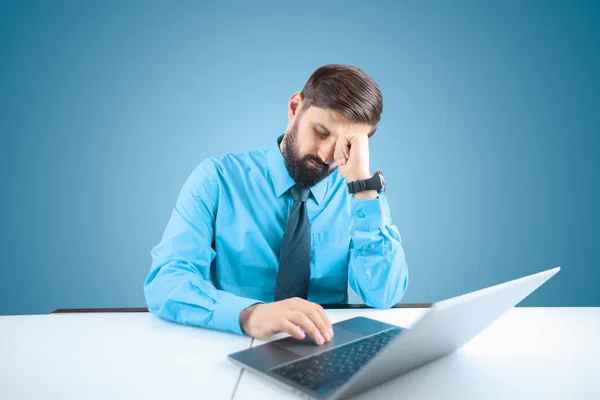 Empresário Camisa Azul Gravata Está Trabalhando Atenciosamente Computador Projeto Responsável — Fotografia de Stock