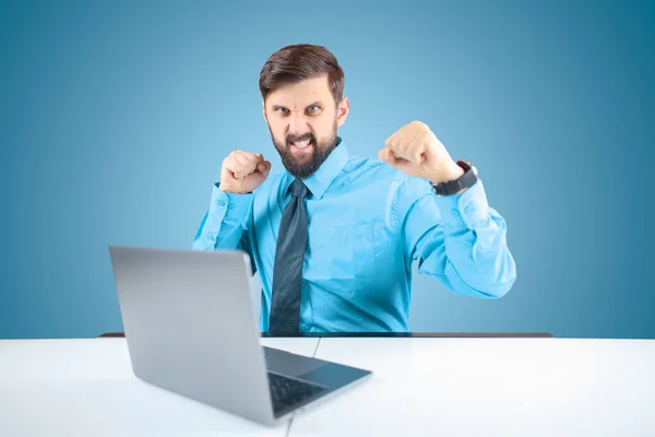 Homem Negócios Com Uma Camisa Azul Aperta Punhos Mostra Agressivamente — Fotografia de Stock
