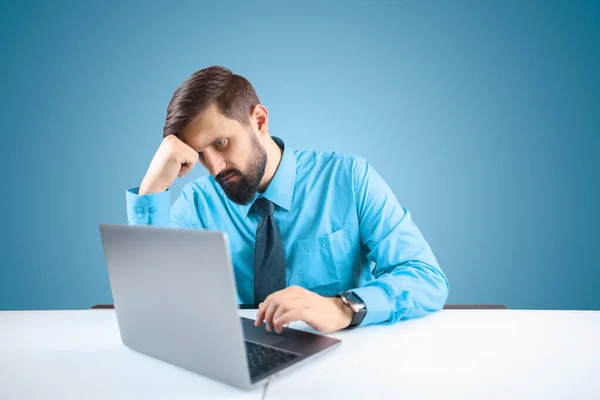 Hombre Negocios Con Una Camisa Azul Corbata Está Trabajando Pensativamente —  Fotos de Stock