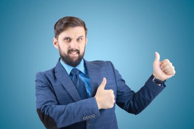 Takım elbiseli bir adam onay verir ve sakallı bir iş adamı el hareketi yapar..