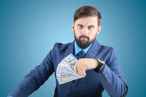 Homem Terno Negócios Com Notas Suas Mãos Olha Linha Reta — Fotografia de Stock