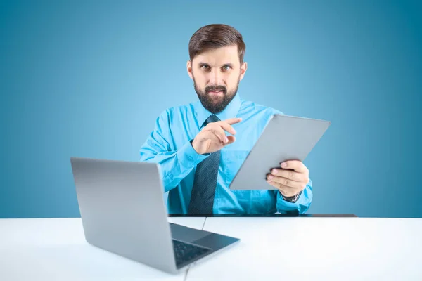Hombre Sólido Una Oficina Una Computadora Sostiene Una Tableta Una —  Fotos de Stock