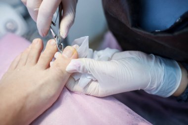 Tırnak servisindeki kız müşteri için çalışıyor.