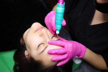 Kalıcı makyaj dövme makinesinin ustasının işi.