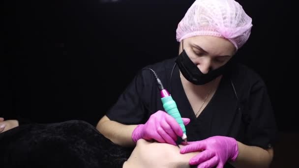 Passe Par Procédure Tatouage Maître Penche Sur Client Effectue Tatouage — Video