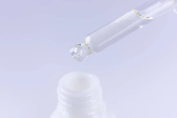 Pipett Med Kosmetisk Olja Närbild Över Flaskhalsen — Stockfoto